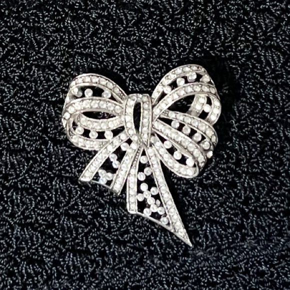 Joan Rivers Jewelry - JOAN RIVERS Classics Collection Bow Rhinestone Brooch Pin Silver-Tone EUC Snazzy